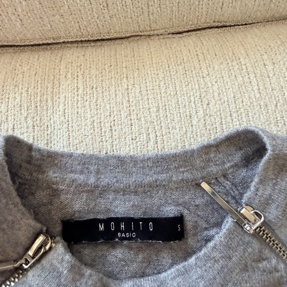 Elegant Gray Women's Crewneck Sweater - Picture 2 of 2